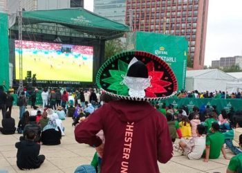 Aficionados se concentran en el Monumento a la Revolución para ver encuentro entre México y Polonia