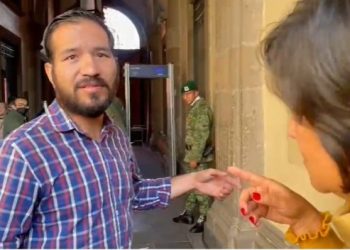 Ahorita voy, responde AMLO a exmilitar desempleado que burlo seguridad de Palacio Nacional