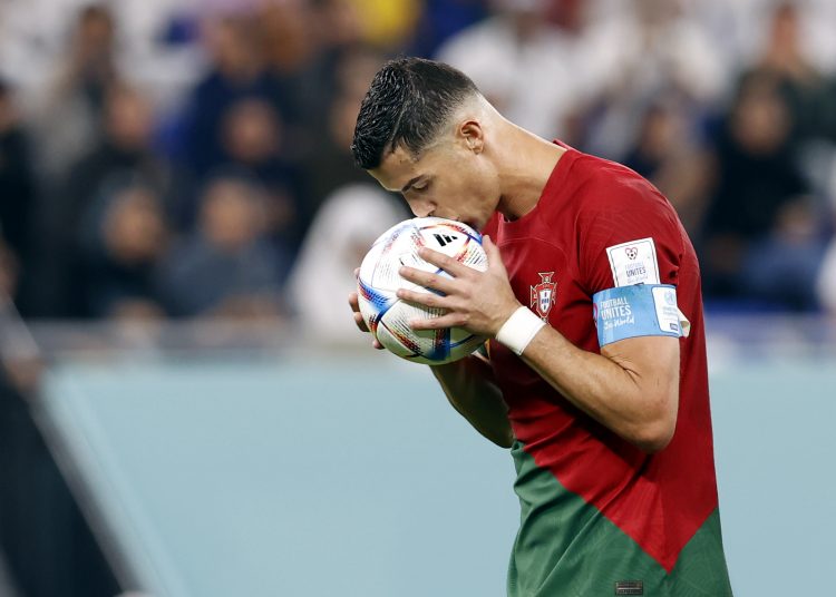 Doha (Qatar), 24/11/2022.- Cristiano Ronaldo of Portugal kisses the ball prior scoring by penalty the 1-0 during the FIFA World Cup 2022 group H soccer match between Portugal and Ghana at Stadium 947 in Doha, Qatar, 24 November 2022. (Mundial de Fútbol, Catar) EFE/EPA/Rolex dela Pena