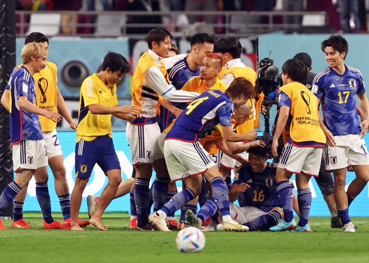 Doha (Qatar), 23/11/2022.- Players of Japan celebrate after winning the FIFA World Cup 2022 group E soccer match between Germany and Japan at Khalifa International Stadium in Doha, Qatar, 23 November 2022. (Mundial de Fútbol, Alemania, Japón, Catar) EFE/EPA/Tolga Bozoglu