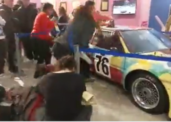 Activistas cubren una obra de Andy Warhol con 8 kilos de harina en Milán