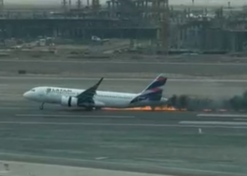 Avión choca con vehículo en aeropuerto de Perú; hay al menos 2 muertos