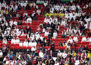 El público catarí abandona a su equipo