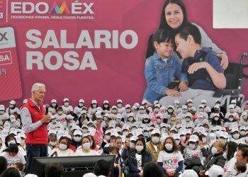 Alfredo del Mazo entrega tarjetas del Salario Rosa a mujeres que tienen hijos con discapacidad