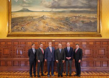 López Obrador se reúne con directivos de la NFL