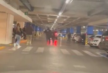 Policías detienen a asaltante en estacionamiento de plaza comercial en CDMX