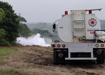 Varios socorristas resultaron lesionados tras explosión de ducto de etano en Veracruz