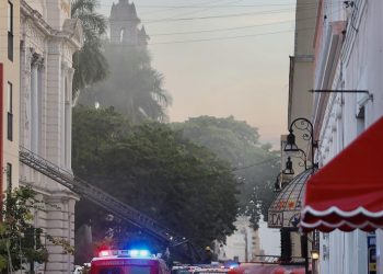 Incendio afecta a teatro de Mérida fundado en 1908