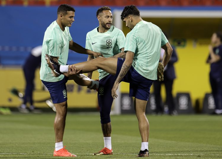 DOHA (CATAR), 23/11/2022.- Los jugadores brasileños Casemiro (izq), Neymar (c) y Lucas Paquetá (der) participan en un entrenamiento de su selección en Doha (Catar) este miércoles. Brasil se enfrentará mañana a Serbia en su primer partido del Mundial de Qatar 2022. EFE/ Antonio Lacerda
