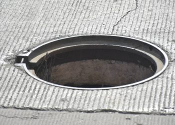 Iniciativas que buscan sancionar robo de mobiliario urbano como coladeras, están atoradas en comisiones del Congreso local