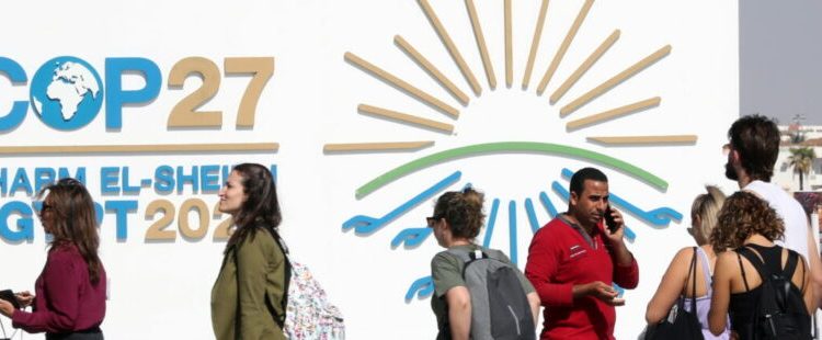 Sharm El-sheikh (Egypt), 06/11/2022.- People wait a line at the entrance of the Sharm El Sheikh International Convention Centre, during the COP27 climate summit opening, in Sharm el-Sheikh, Egypt, 06 November 2022. The 2022 United Nations Climate Change Conference (COP27), running from 06 till 18 November in Sharm El-Sheikh, is expected to host one of the largest number of participants in the annual global climate conference of over 40,000 estimated attendees including heads of states and governments, civil society, media and other relevant stakeholders. The events will include Climate Implementation Summit, thematic days, flagship initiatives, and Green Zone activities engaging with climate and other global challenges. (Egipto) EFE/EPA/KHALED ELFIQI EPA-EFE/KHALED ELFIQI