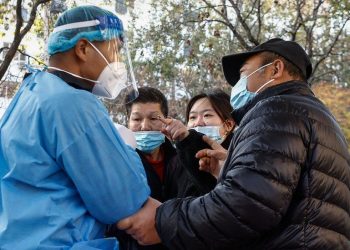 China confina Zhengzhou por aumento de casos de COVID-19