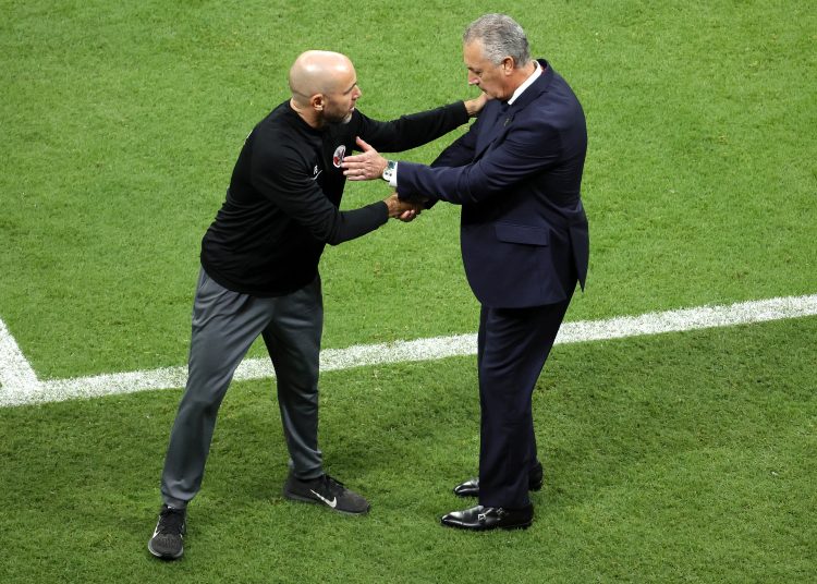 Al Khor (Qatar), 20/11/2022.- Head coach of Ecuador Gustavo Alfaro (R) shakes with Qatar head coach Felix Sanchez after the FIFA World Cup 2022 group A Opening Match between Qatar and Ecuador at Al Bayt Stadium in Al Khor, Qatar, 20 November 2022. (Mundial de Fútbol, Abierto, Catar) EFE/EPA/Ronald Wittek