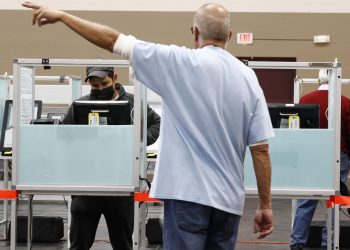 Cierran los primeros centros de voto en EU