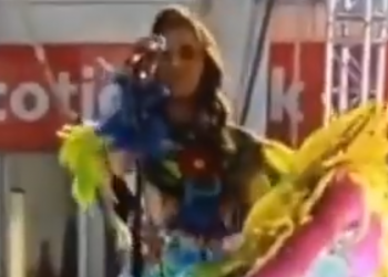 VIDEO: Mujer recibe descarga eléctrica al tocar micrófono en concurso de belleza