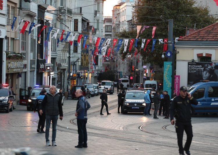 Istanbul (Turkey), 13/11/2022.- Turkish policemen try to secure the area after an exploison at Istiklal Street near Taskim Square in Istanbul, Turkey 13 November 2022. According to governor Ali Yerlikaya, an explosion that occurred at roughly 4.20 p.m. local time has resulted in losses and injuries. Emergency personnel were dispatched to the incident. (Turquía, Estanbul) EFE/EPA/ERDEM SAHIN