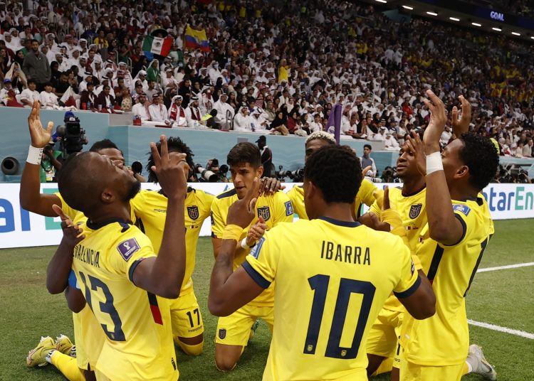 GR7121. AL KHOR (CATAR), 20/11/2022.- Jugadores de Ecuador celebran un gol de Énner Valencia hoy, en un partido de la fase de grupos del Mundial de Fútbol Qatar 2022 entre Catar y Ecuador en el estadio Al Bait en Al Khor (Catar). EFE/ Alberto Estevez
