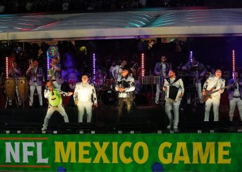 Abuchean a Grupo Firme en el Monday Night Football en el Estadio Azteca