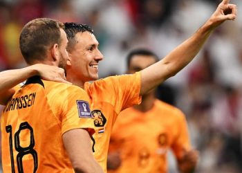 Países Bajos a octavos líder del grupo A tras vencer 1-0 a Qatar