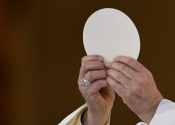 Iglesia católica se queda sin hostias por falta de harina