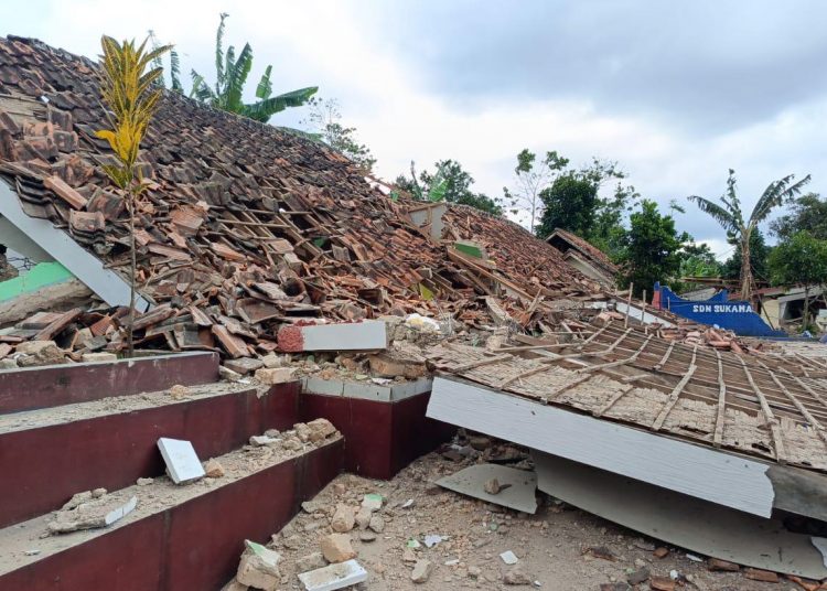 Cianjur (Indonesia), 21/11/2022.- A handout photo made available by the Indonesia's National Disaster Management Authority (BNPB) shows a collapsed building following the 5.6 magnitude earthquake in Cianjur, Indonesia, 21 November 2022. According to BNPB, at least 62 people were killed after 5.6 magnitude earthquake hit southwest of Cianjur, West Java. (Terremoto/sismo) EFE/EPA/BNPB / HANDOUT HANDOUT EDITORIAL USE ONLY/NO SALES