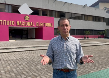 Lorenzo Córdova desmiente que haya salido del país; llama a defender la democracia
