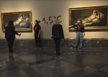 Activistas ecológicos se pegan a dos pinturas en museo de España