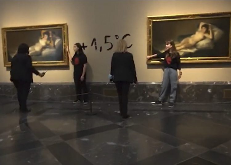 MADRID, 05/11/2022.- Captura de video del momento en el que dos activistas de la organización Futuro Vegetal se han pegado a los marcos de los cuadros de "La maja vestida" y "La maja desnuda" del Museo del Prado y han escrito en la pared '+1.5°' en referencia al anuncio de la ONU de la imposibilidad de cumplimiento del Acuerdo de París. EFE/Futuro Vegetal -SOLO USO EDITORIAL/SOLO DISPONIBLE PARA ILUSTRAR LA NOTICIA QUE ACOMPAÑA (CRÉDITO OBLIGATORIO)-