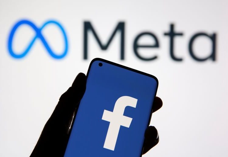 IMAGEN DE ARCHIVO. Un teléfono móvil con el logo de Facebook se ve frente al nuevo logo tras el cambio de marca a Meta, en esta ilustración tomada el 28 de octubre de 2021. REUTERS/Dado Ruvic