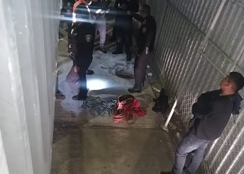 Mueren dos jóvenes al caer en coladora en Iztacalco