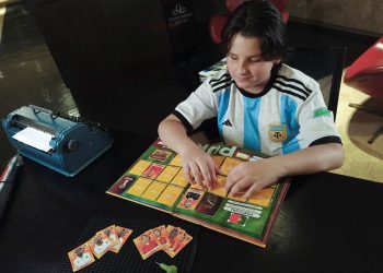 Niño adaptó el álbum del Mundial al sistema Braille