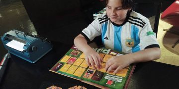 Niño adaptó el álbum del Mundial al sistema Braille