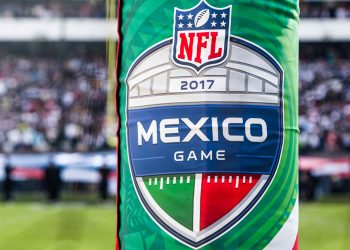 Abuchean a Grupo Firme en el Monday Night Football en el Estadio Azteca -  Enfoque Noticias