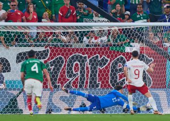 Memo Ochoa le detiene un penal a Lewandowsky