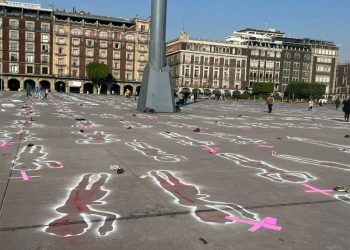 Mujeres exigen alto a la violencia con pintas en el Zócalo