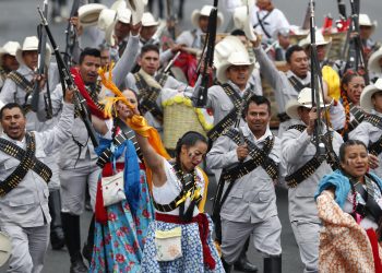 Realizan desfile por el Día de la Revolución Mexicana
