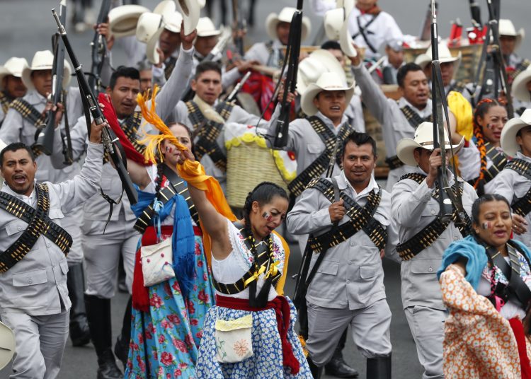 MEX421. CIUDAD DE MÉXICO (MÉXICO), 20/11/2022.- Actores representan la época de la Revolución Mexicana durante el desfile cívico militar por su 112 aniversario, hoy, en la Ciudad de México (México). EFE/ Mario Guzmán