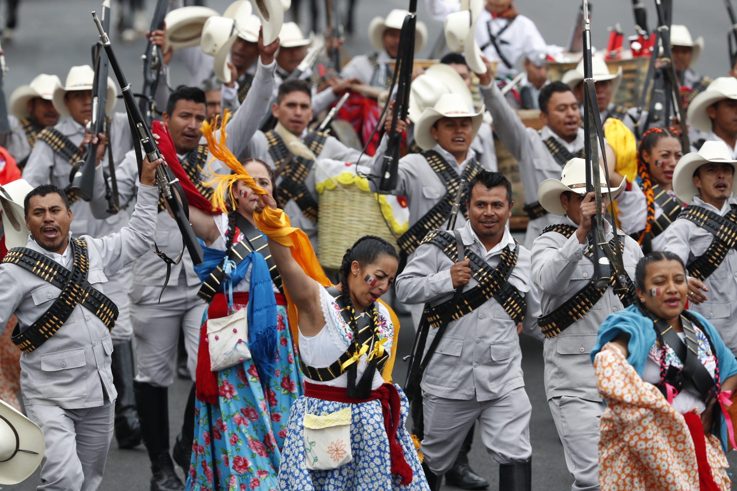 Realizan desfile por el Día de la Revolución Mexicana - Enfoque Noticias