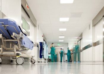 Por estas razones la OMS apremia a reforzar la sanidad pública