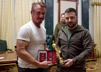 Sean Penn le entrega su Oscar al presidente Zelenski, aquí los detalles