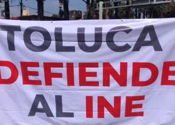 Un millar de personas en la marcha a favor del INE en Toluca