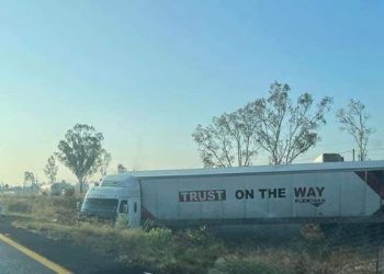 Choque entre tractocamiones en la Atlacomulco-Toluca provoca desalojo de estudiantes