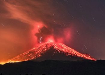 Volcán Popocatépetl lanza fragmentos incandescentes