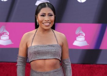 Sorprende Yalitza Aparicio con look en los Latin Grammy 2022