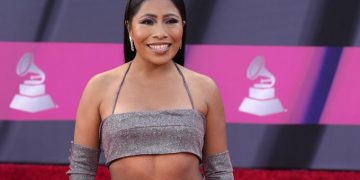 Sorprende Yalitza Aparicio con look en los Latin Grammy 2022