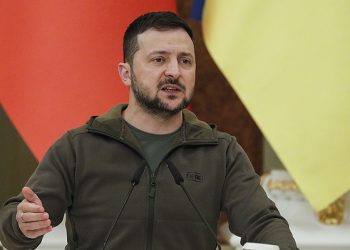 Zelenski insiste en que Rusia debe salir de Zaporiyia y dejar de bombardearla