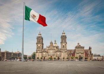 El Zócalo estará libre para que marcha en defensa del INE: AMLO