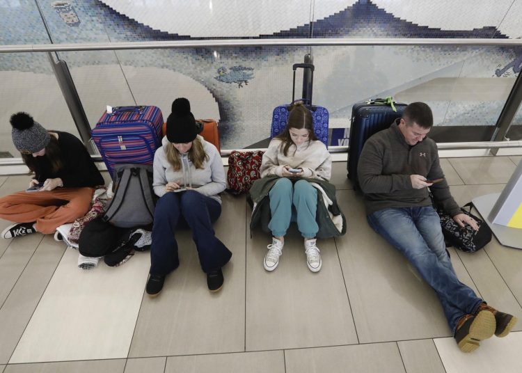 New York (United States), 23/12/2022.- Holiday travels wait for their flight in Terminal B at LaGuardia Airport in New York, New York, USA, 23 December 2022. More than half the US population is under winter storm and wind chill alerts as a major storm slams multiple parts of the country, more than 4,100 flights have been canceled across the US. (Estados Unidos, Nueva York) EFE/EPA/Peter Foley