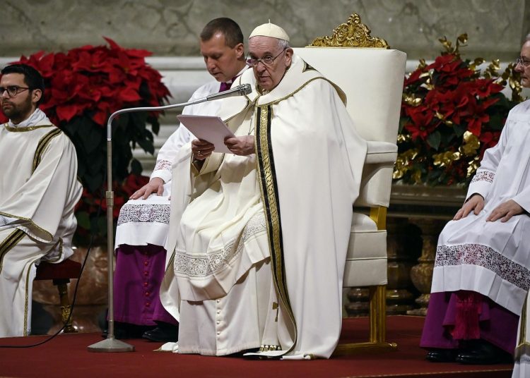Vatican City (Italy), 24/12/2022.- Pope Francis (C) leads the Christmas Night Mass at St Peter's Basilica in Vatican City, 24 December 2022. There were seven thousand faithful present at the service but people also follow the celebration from St Peter's Square through the giant screens. The Christmas Mass in St Peter's was not so crowded since before the coronavirus disease (COVID-19) pandemic. (Papa, Estados Unidos) EFE/EPA/RICCARDO ANTIMIANI