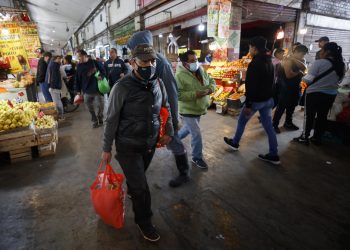 Ciudadanos abarrotan la Central de Abasto por cena navideña